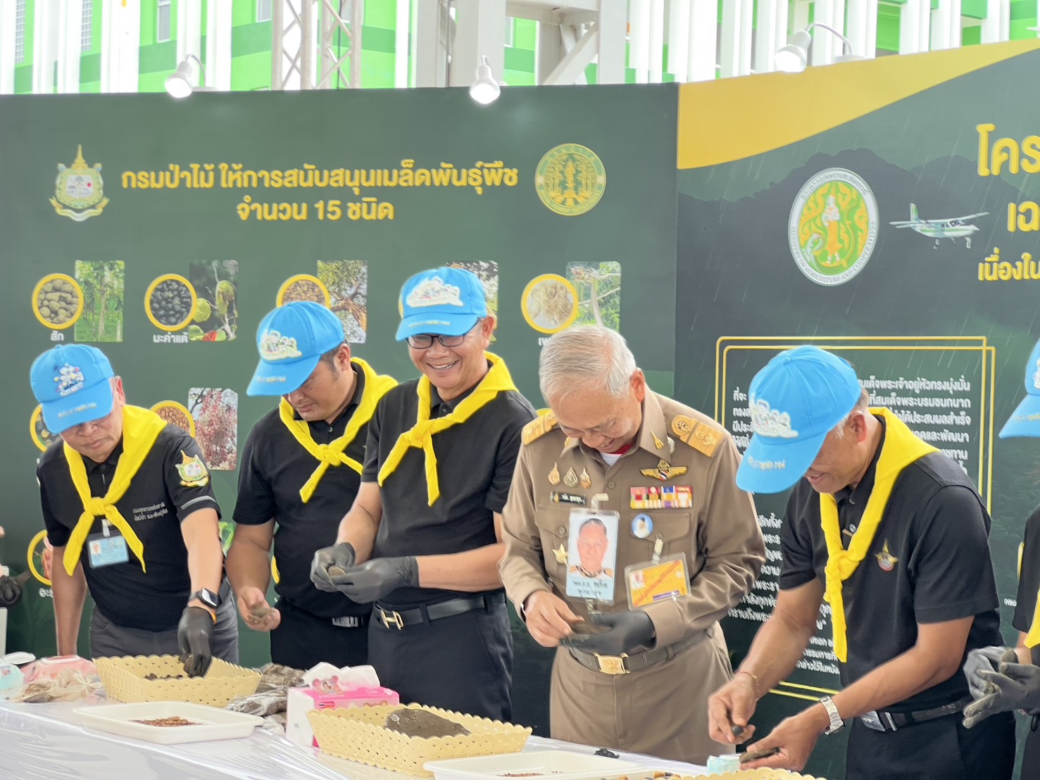 title - ปฏิรูปที่ดินจังหวัดเพชรบุรี พร้อมด้วย เจ้าหน้าที่ ส.ป.ก.เพชรบุรี ร่วมพิธีเปิดโครงการโปรยเมล็ดพันธุ์พืชทางอากาศเฉลิมพระเกียรติพระบาทสมเด็จพระเจ้าอยู่หัว เนื่องในโอกาสพระราชพิธีมหามงคลเฉลิมพระชนมพรรษา 28 กรกฎาคม 2569